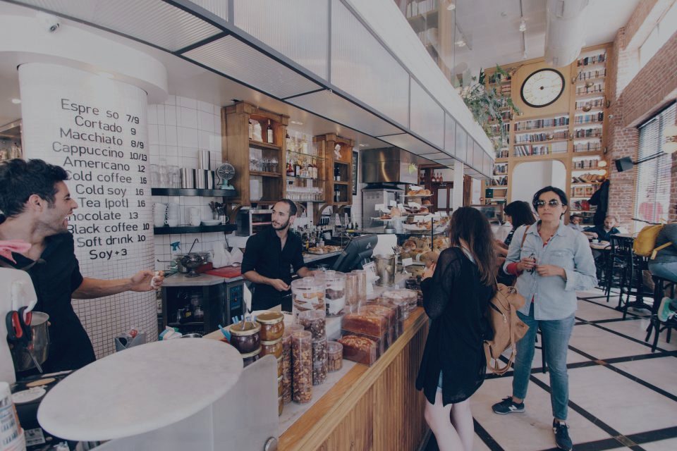 Kafe tezgâhında hazırlanan kahve — yoğun kuyruklu kafe servisi