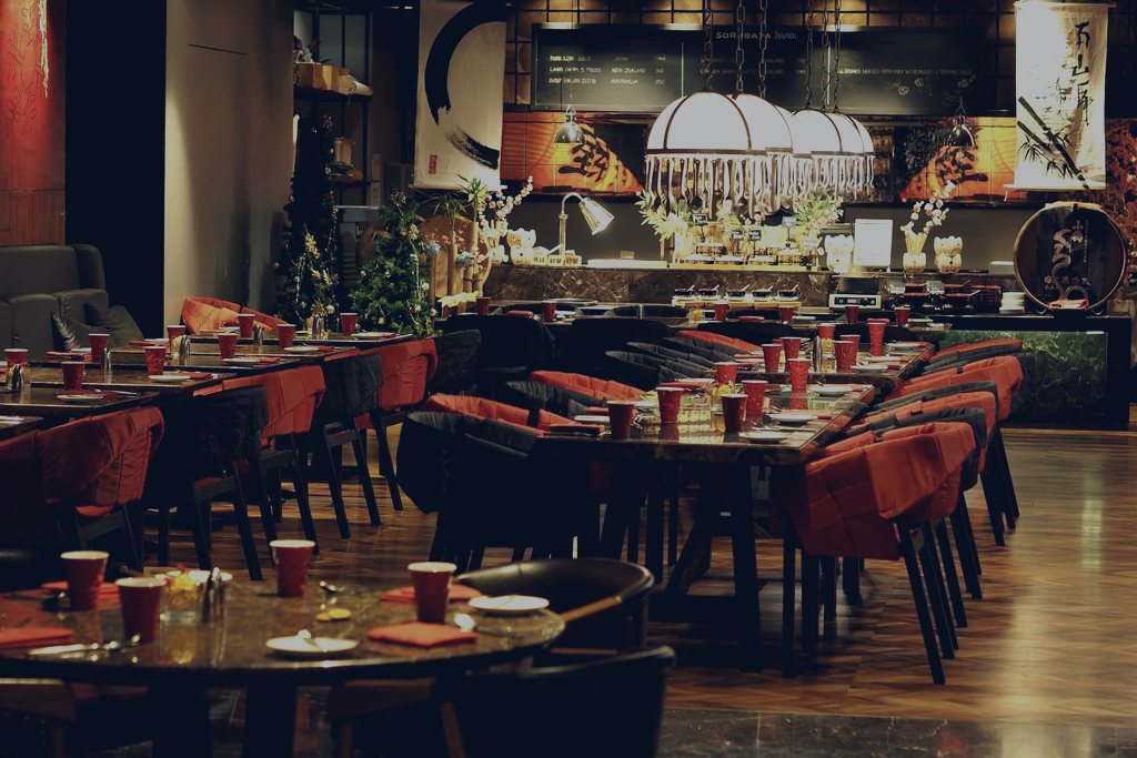 Servis robotunun masalar arasında çalışabileceği şık bir restoran iç mekânı