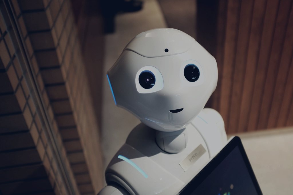 Beyaz gövdeli servis robotu yakın çekim — sağlık kuruluşlarında taşıma görevi