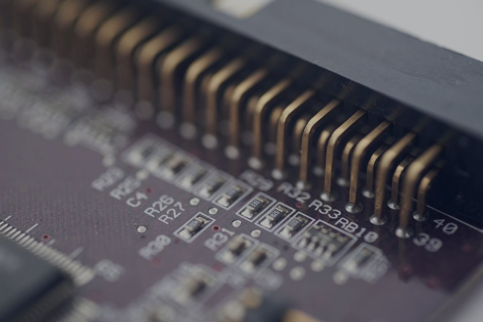 Elektronik devre kartı üzerinde sensör bileşenleri